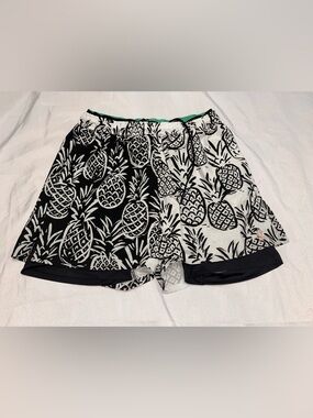 NWOT men’s CHUBBIES The Midnight Thigh-Napples 5.5” lined swim trunks. Medium